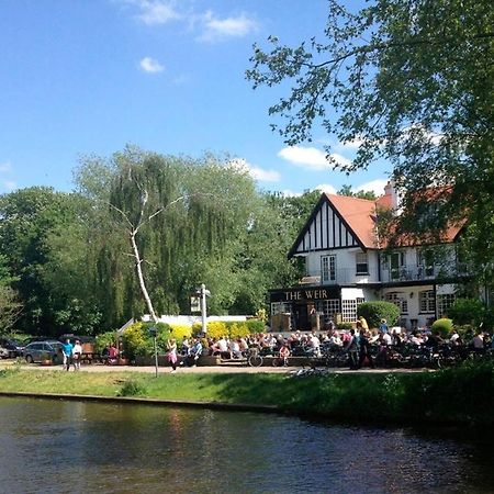 The Weir Hotel Walton-on-Thames Exterior foto