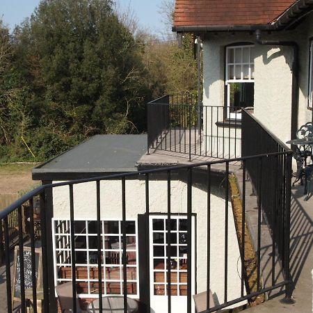 The Weir Hotel Walton-on-Thames Exterior foto
