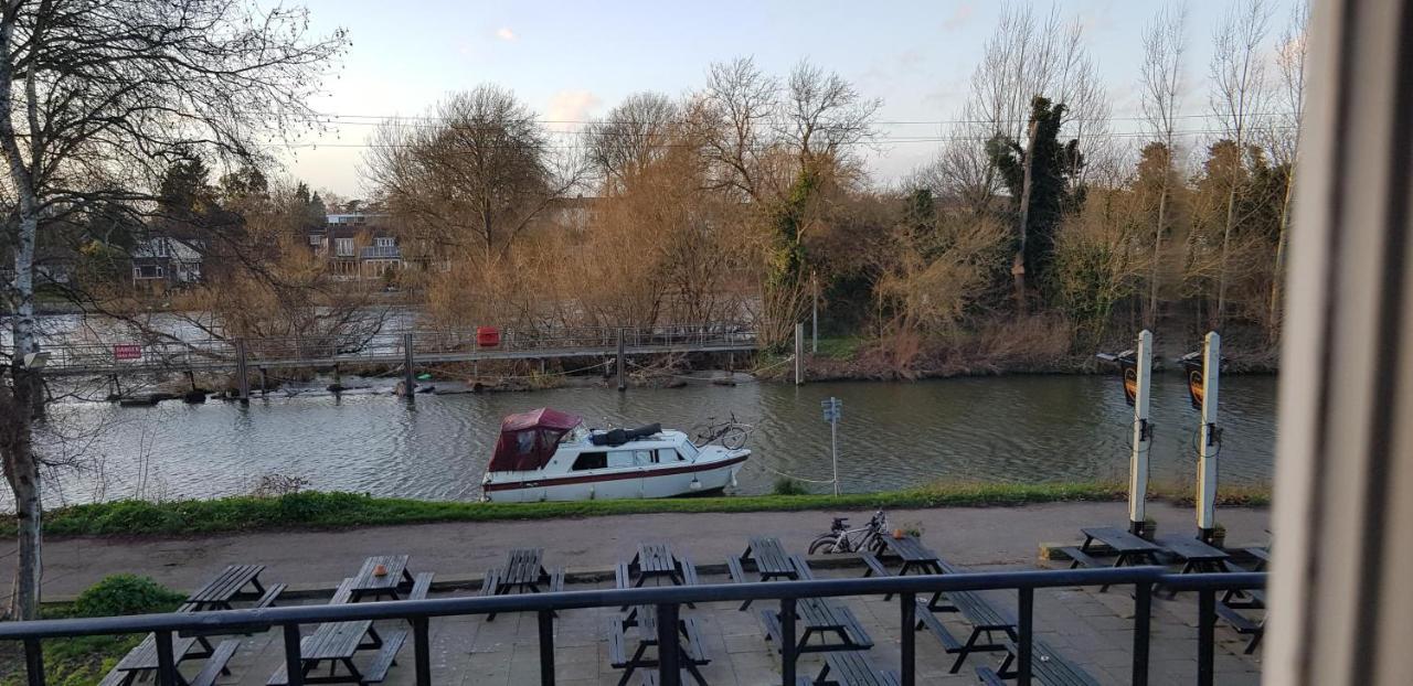 The Weir Hotel Walton-on-Thames Exterior foto